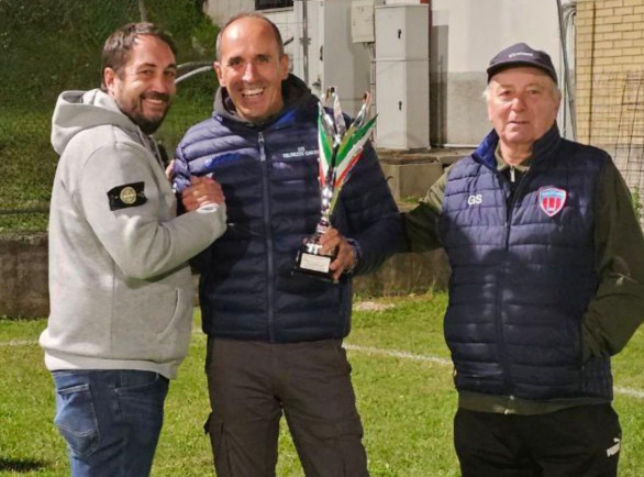 I carnici hanno vinto la Supercoppa Senatori della Collinare grazie al risultato di 2-0, con le reti di Vidoni e Montina. Un trionfo non facile e, infatti, il responsabile dei celeste-neri ci tiene a fare i complimenti anche agli sconfitti: “L’Amasanda si è dimostrato un team di valore ed è stata proprio una bella finale.”