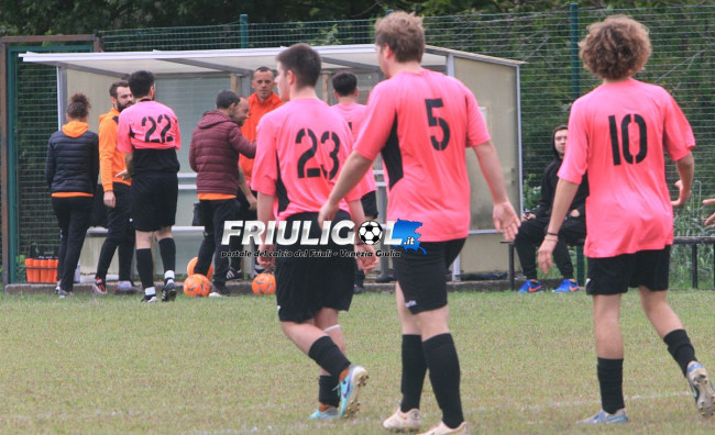 I biancazzurri battono 3-1 il fanalino di coda Startrep e si prendono la vetta, ma in agguato ci sono tante squadre a -1 come il San Lorenzo, il Lovaria, i Gunners, l’Orzano e lo Sclaunicco. Nelle zone più basse, gli azzurri udinesi si sbloccano grazie all’1-1 sul campo della Villaorba