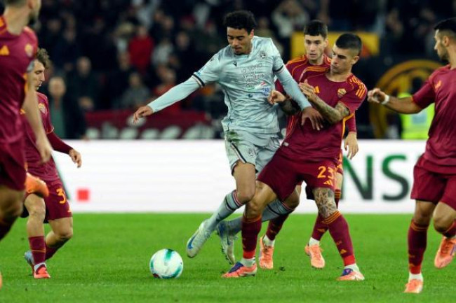 Le parate del portiere e la concretezza offensiva permettono ai giallorossi di domare l’Udinese nonostante le occasioni friulane