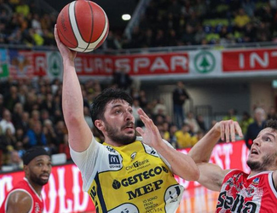 Redivo e Mastellari guidano la squadra friulana in un finale elettrico, consolidando la fiducia in Serie A2.