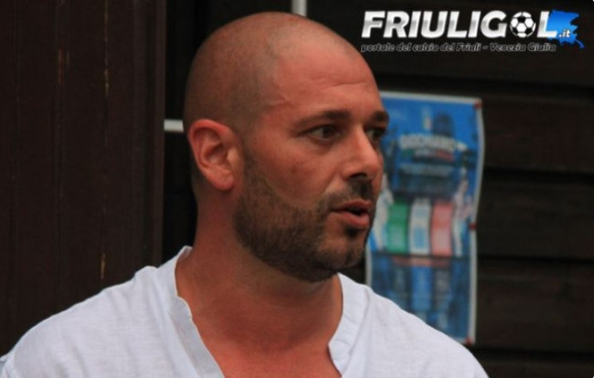 Termina 2-2 l’avvincente anticipo, dove gli ospiti vanno avanti con Zuccon, ma restano in dieci uomini per il doppio giallo inflitto a D’Angelo e subiscono la rimonta dei verde-gialli con i gol di Bresciani e Appeso. I rosso-bianchi, però, agguantano il pari con Cozzolino e nel finale sfiorano addirittura la vittoria