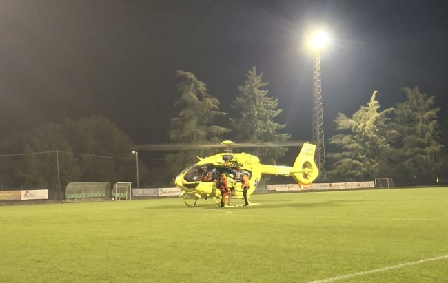 Un giocatore della squadra di casa soccorso e trasportato in ospedale dopo il pronto intervento di ambulanza e elisoccorso