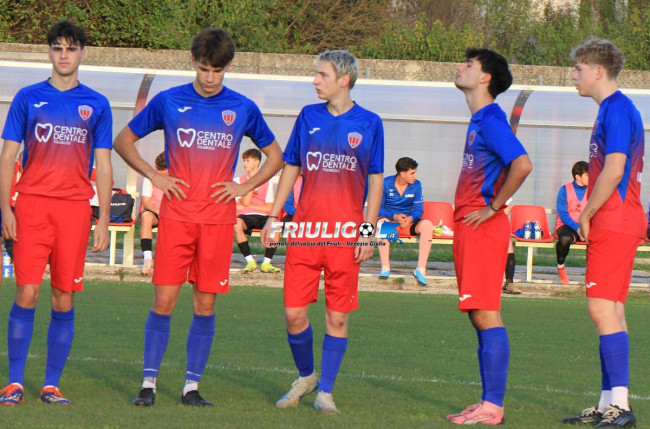 I biancorossi superano il Tolmezzo nel big match e si prendono la vetta solitaria, tallonati dai gialloneri. Colpi esterni per Lme e Manzanese, parità a Fontanafredda e Monfalcone