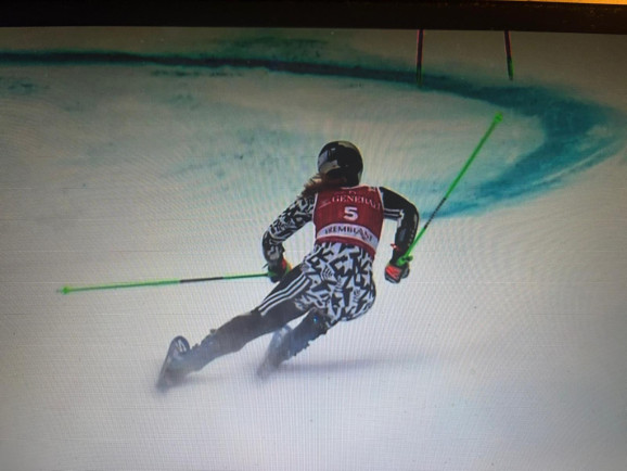 La neozelandese si conferma la gigantista più in forma del momento, imponendosi anche sulla pista canadese di Mont Tremblant. Goggia migliore azzurra (ottava), ma è la tarvisiana a stupire. Ventitreesima dopo la prima manche, realizza il miglior tempo assoluto nella seconda, recuperando 14 posizioni e pizzandosi nona, suo miglior risultato in Cdm