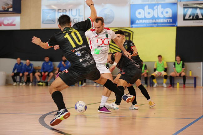 Il forcing finale dei padroni di casa non basta: Di Guida firma il pareggio e chiude il derby