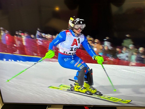 Nella notte di Flachau, sesto bersaglio in stagione su sette slalom (sono ora 70 tra i pali stretti) e vittoria numero 107 in carriera per la fuoriclasse americana. Alle sue spalle la connazionale Moltzan, terza l’austriaca Truppe. Per la tarvisiana, migliore azzurra, una prova non perfetta, ma rimane la rimonta da otto posti nella seconda manche. Sabato e domenica appuntamento a Tarvisio