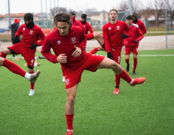 Seconda vittoria di fila per la squadra di Salgher, che si è imposta per 2-1 sulla formazione di Radina. Le reti sono arrivate nella ripresa: Tonizzo e Pontoni hanno scavato la differenza, Solari ha dimezzato lo svantaggio. Due espulsi dalla panchina carnica nel finale di gara