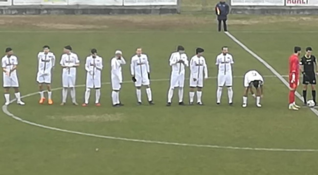 I cremisi fanno la gara, ospiti in dieci nel finale e dividono la posta tra polemiche ed episodi