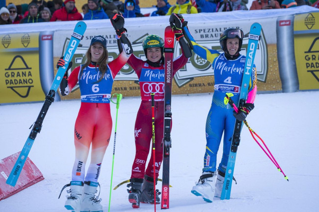 L’austriaca si aggiudica il gigante sull’ “Erta”, davanti a Rast ed Hector. Per l’ azzurra, al rientro dopo il grave infortunio, una prestazione oltre le aspettative e un incredibile sesto posto. “Contenta di esserci, devo pensare a come andare più veloce”. Ancora una Top ten (quinta consecutiva tra le porte larghe), invece, per Lara Della Mea, decima: “La continuità è importante”. Goggia fuori già nella prima manche