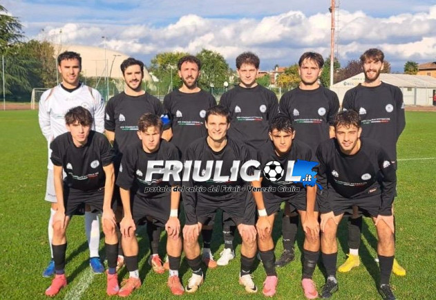 I locali in 10 per l’espulsione di Zaami al 14’ reggono fino al gol decisivo di Dedej